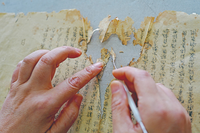 用鉤子將待修復(fù)檔案的折疊部分展開 用鉤子將待修復(fù)檔案的折疊部分展開