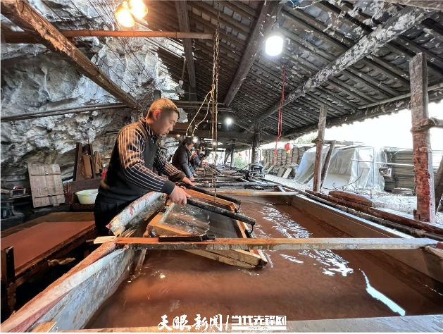 工坊師傅制作迎春紙 工坊師傅制作迎春紙