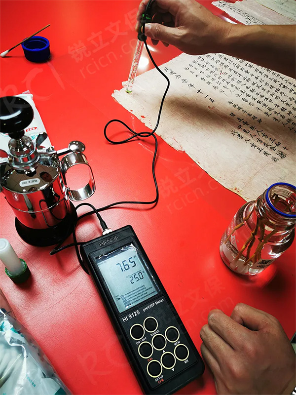 經(jīng)Bookkeeper脫酸處理后，民國檔案文獻(xiàn)pH值上升到7.5以上，效果良好